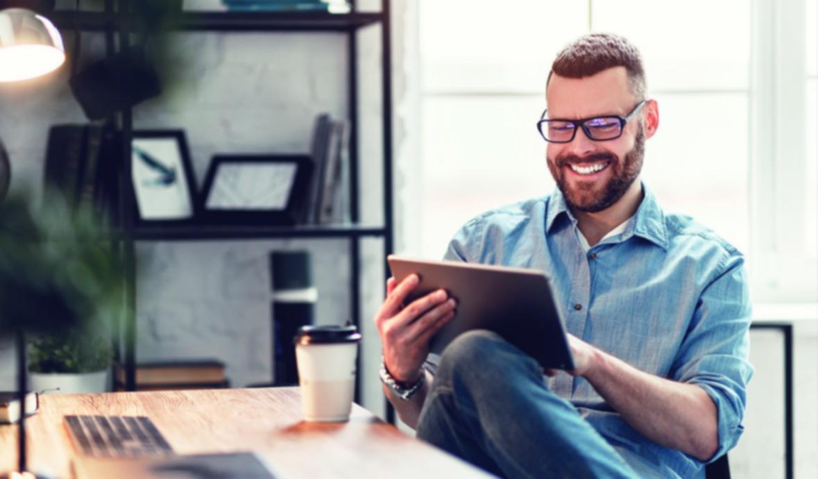 Estudiantes trabajando en análisis profundo de conceptos