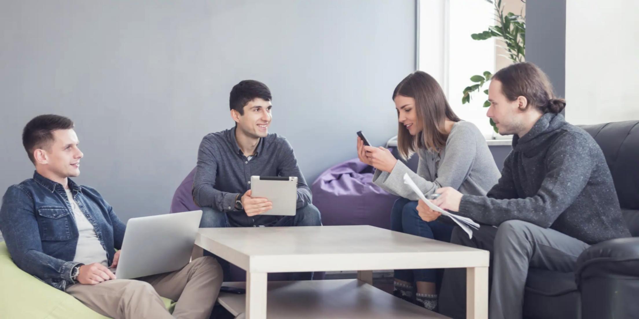 Equipo coordinando seminario interactivo