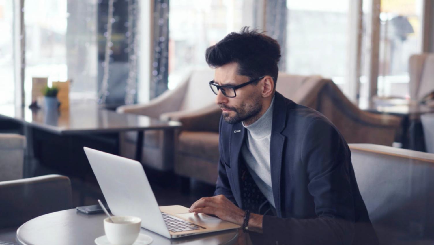 Estudiantes participando activamente en seminario en línea